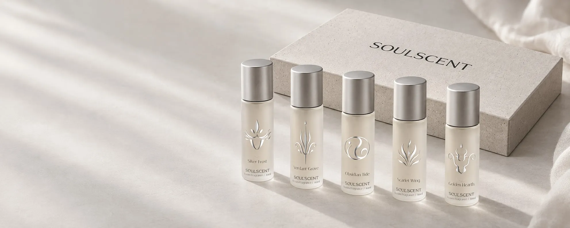 五境空間噴霧五支並排，後方是 SOULSCENT 禮盒，光影落在米白色桌面上