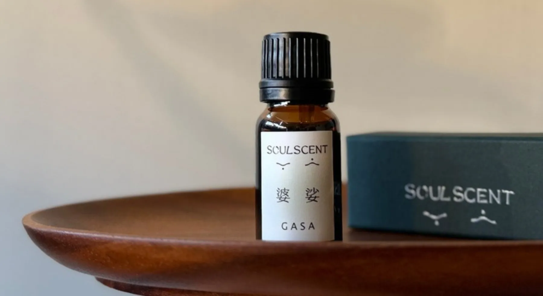 婆娑純精油立在木托盤上，旁邊是深綠色的 SOULSCENT 盒子